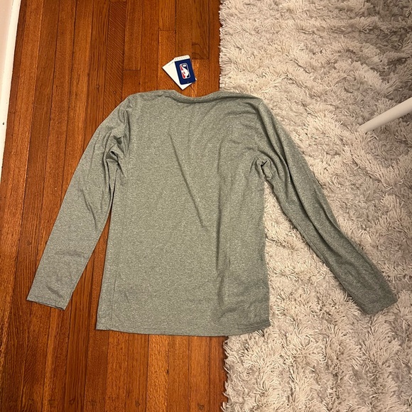 NWT Engineer NBA Cavaliers Basketball Gray Long Sleeve Shirt Men’s Size Small - Picture 5 of 5